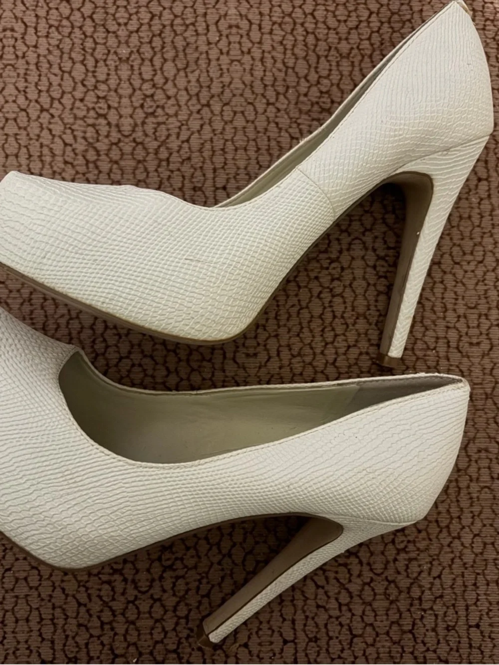 BCBGeneration White Pointed Toe Heels - Picture 3 of 5